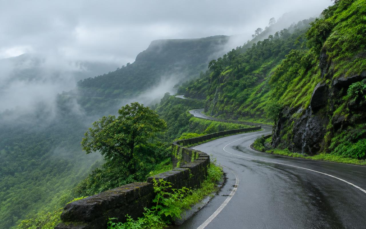 Winding ghat road through misty Sahyadri hills near Mahabaleshwar in monsoon — Kamshet